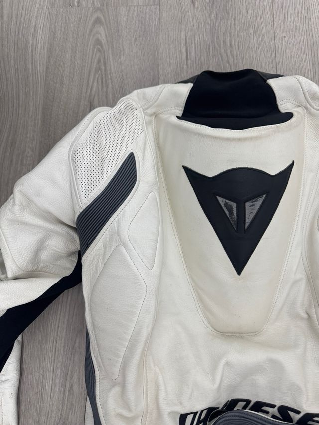 Mono Dainese cuero verano