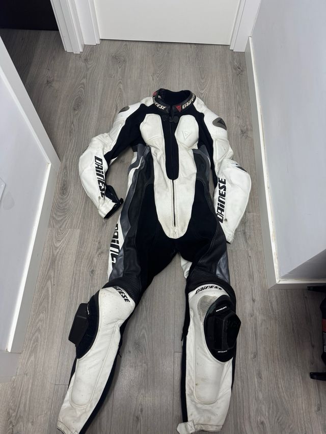 Mono Dainese cuero verano