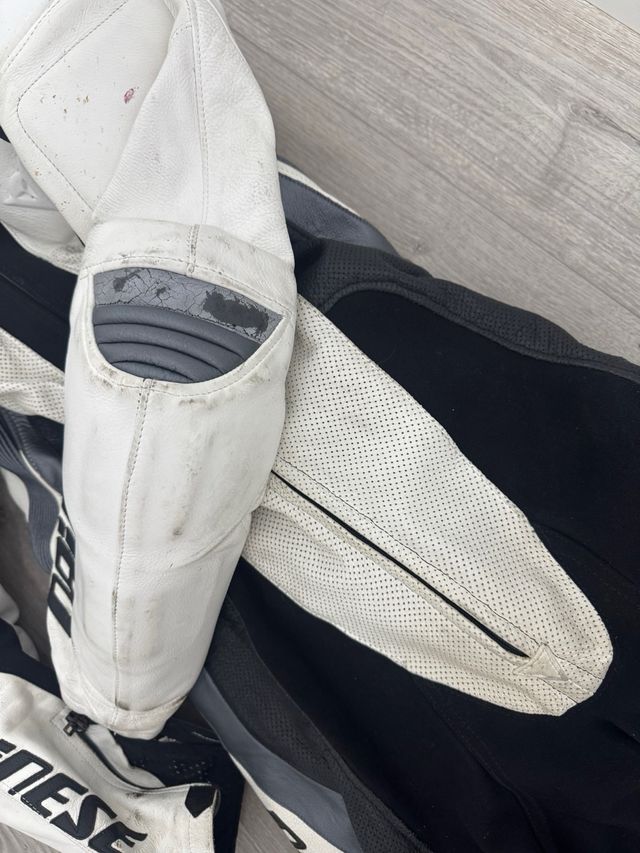 Mono Dainese cuero verano