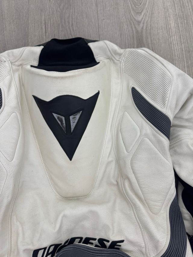 Mono Dainese cuero verano