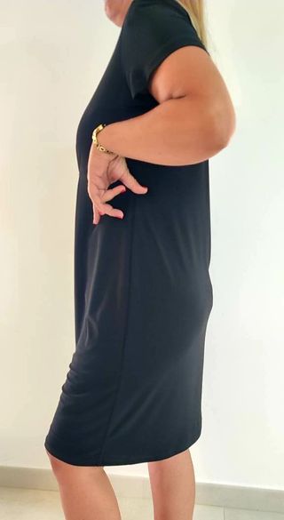 Vestido manga corta, de color negro. Marca: Arona