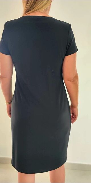 Vestido manga corta, de color negro. Marca: Arona