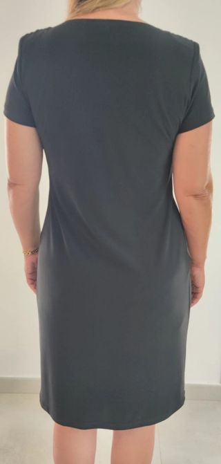 Vestido manga corta, de color negro. Marca: Arona