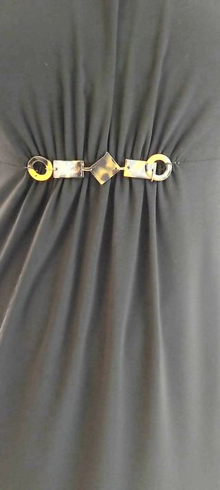 Vestido manga corta, de color negro. Marca: Arona