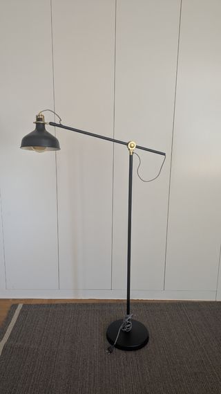 Lámpara pie estilo industrial 