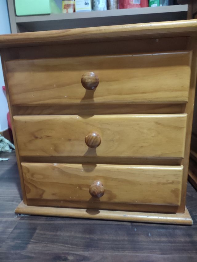 Comodino con 3 cassetti in legno