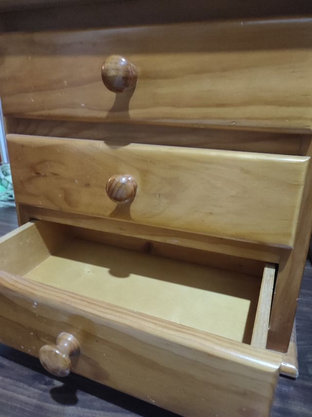 Comodino con 3 cassetti in legno