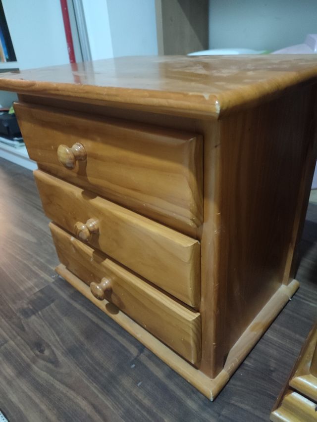Comodino con 3 cassetti in legno