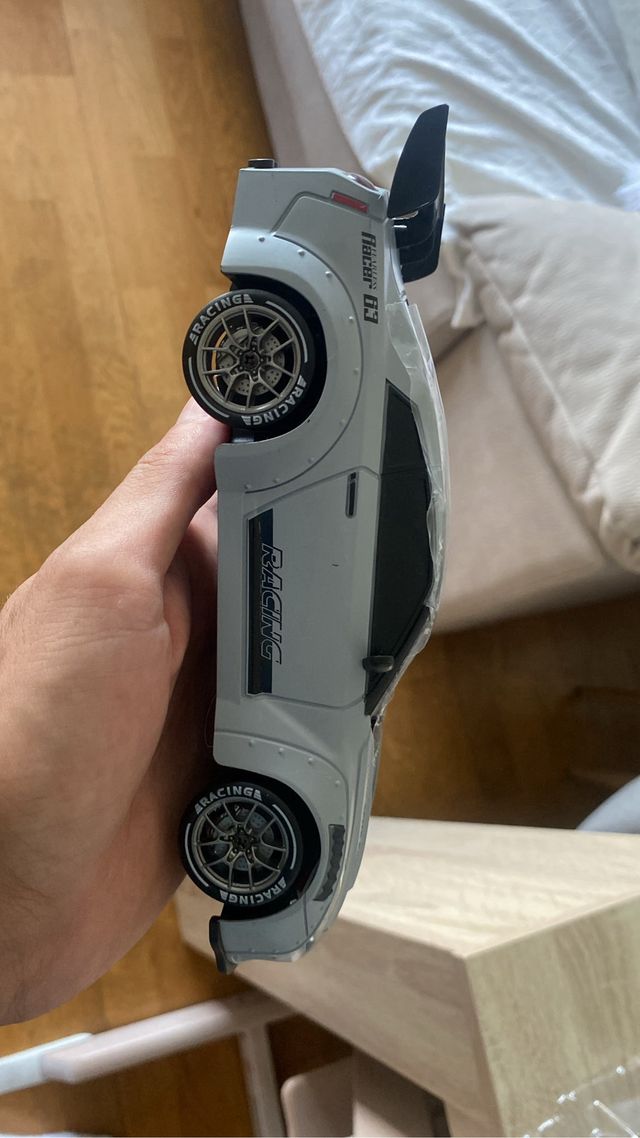 Coche teledirigido deportivo