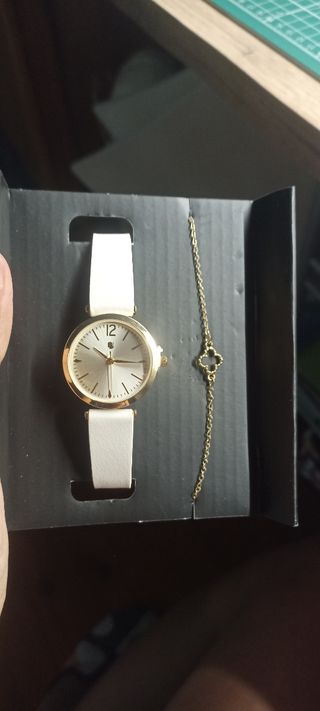 Reloj y pulsera dorados y blancos