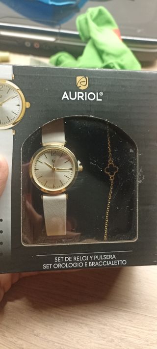 Reloj y pulsera dorados y blancos