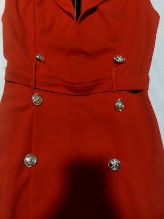 Vestido rojo estilo militar