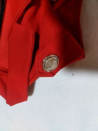 Vestido rojo estilo militar
