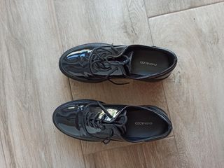 Plataformas negras charol estilo gótico