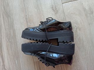 Plataformas negras charol estilo gótico