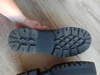 Plataformas negras charol estilo gótico