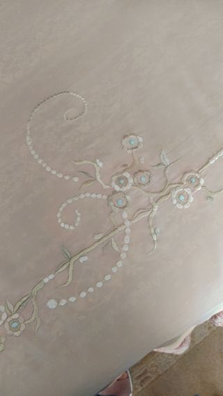 Colcha seda  y polieste bordada antigua.