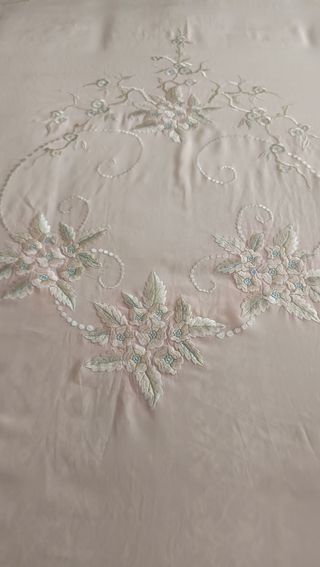 Colcha seda  y polieste bordada antigua.