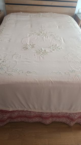 Colcha seda  y polieste bordada antigua.