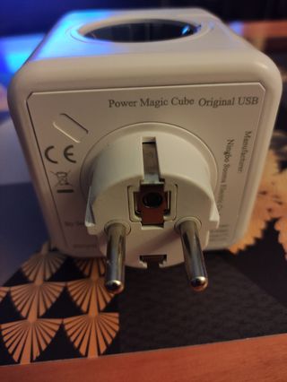 Enchufe cubo BlueFire con USB