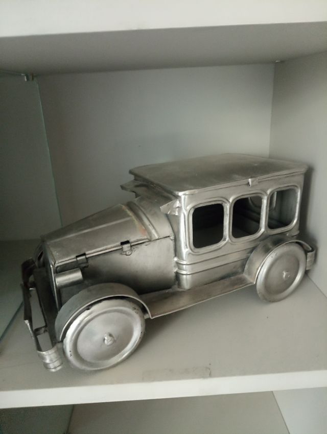 Coche de decoración de chapa