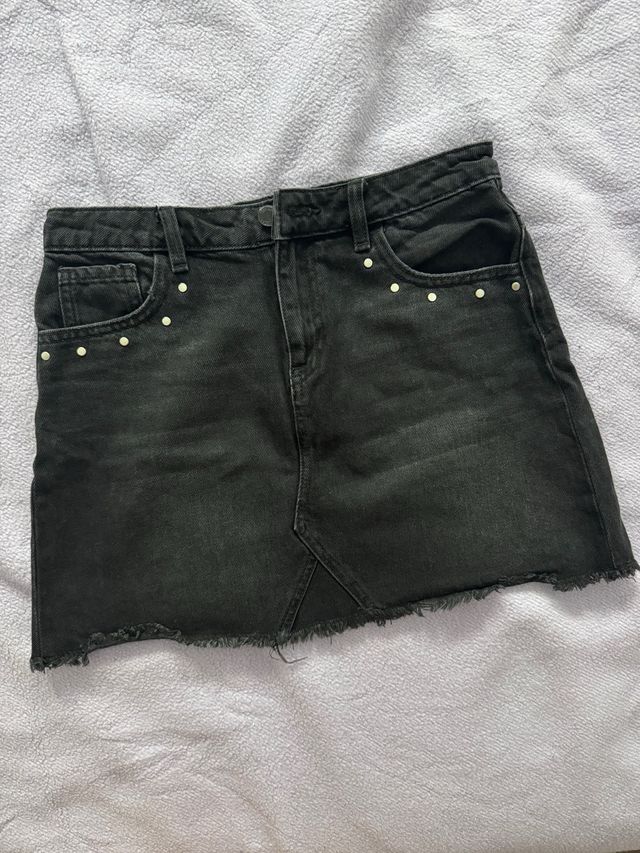 Minifalda vaquera negra con tachuelas