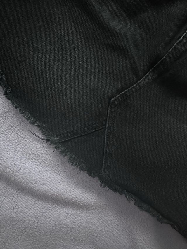 Minifalda vaquera negra con tachuelas