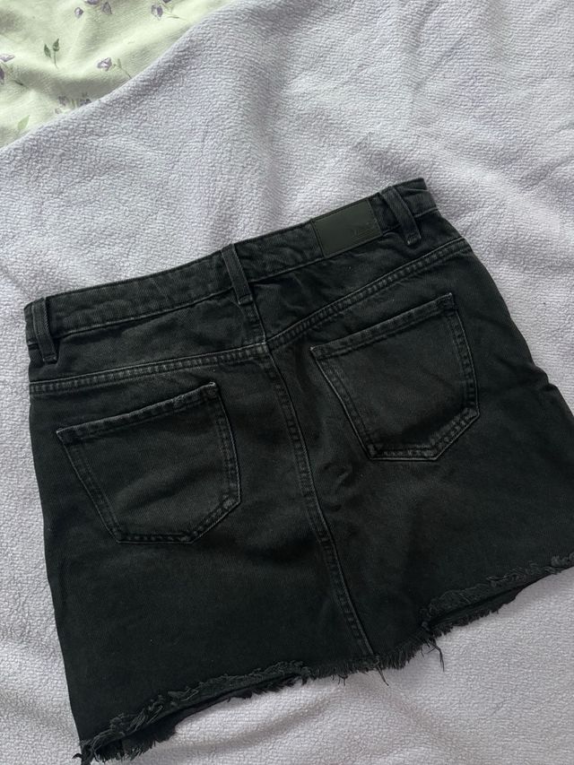 Minifalda vaquera negra con tachuelas