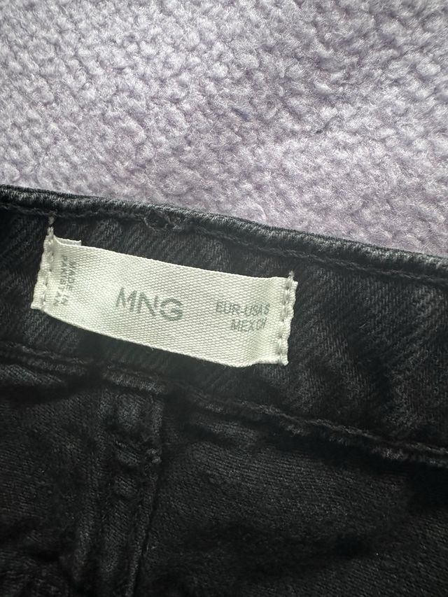 Minifalda vaquera negra con tachuelas