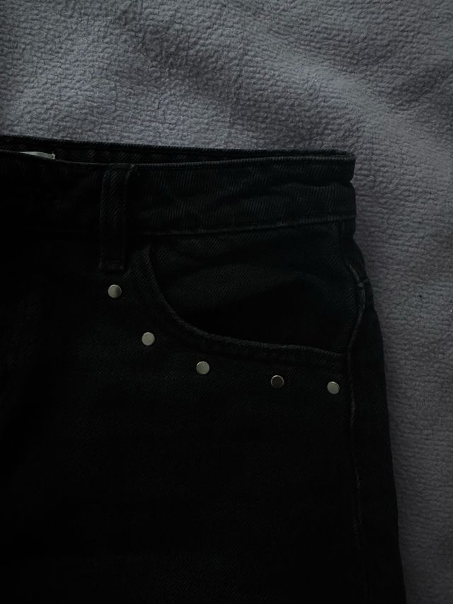 Minifalda vaquera negra con tachuelas