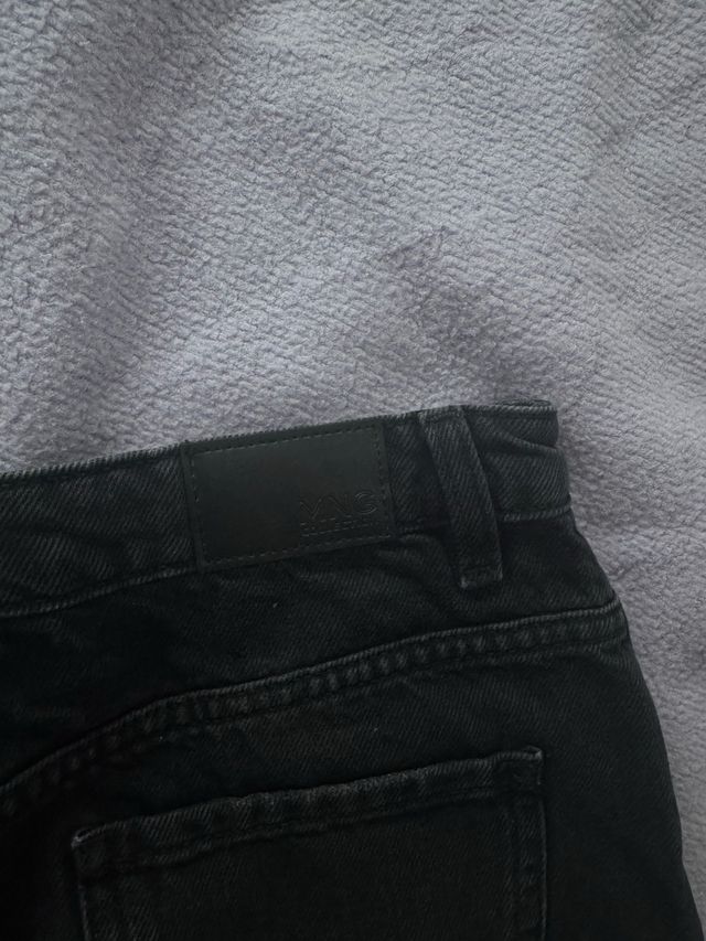 Minifalda vaquera negra con tachuelas