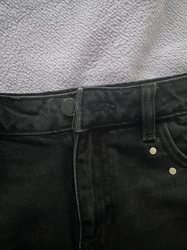 Minifalda vaquera negra con tachuelas