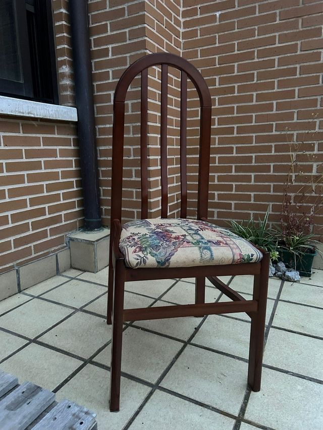 Sillas comedor madera - 4 ud. 
Cada una a 25 euros
