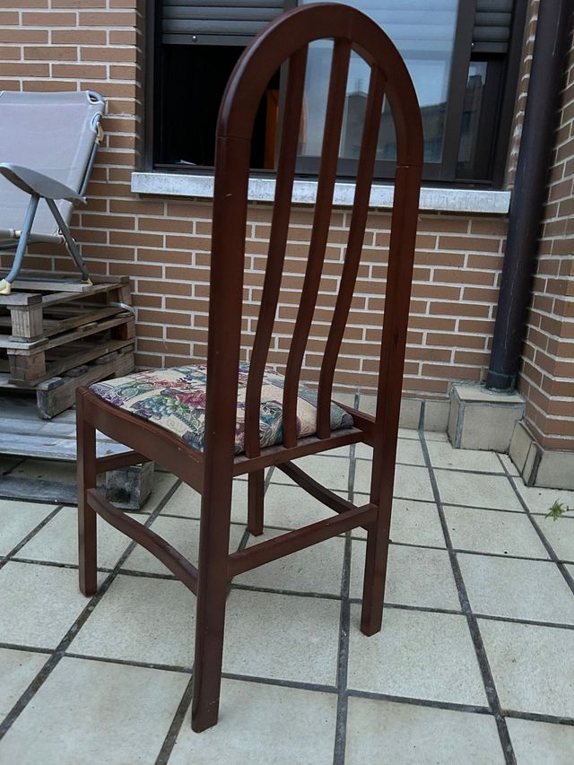 Sillas comedor madera - 4 ud. 
Cada una a 25 euros