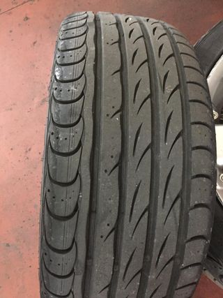 Llantas 18" con neumáticos