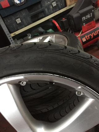 Llantas 18" con neumáticos