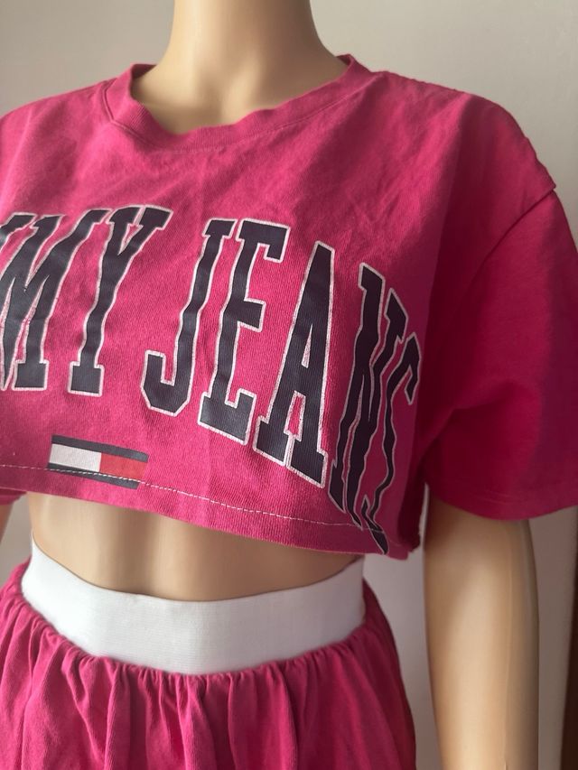 Completo Tommy Hilfiger rosa: maglia crop + gonna