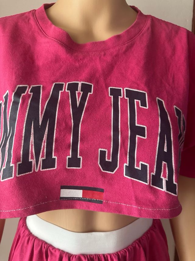 Completo Tommy Hilfiger rosa: maglia crop + gonna