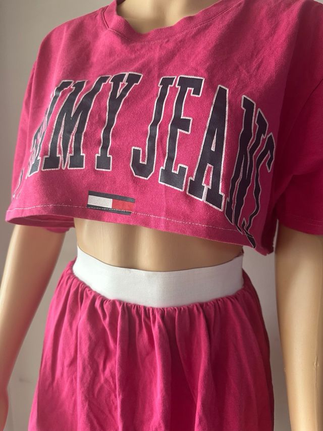 Completo Tommy Hilfiger rosa: maglia crop + gonna