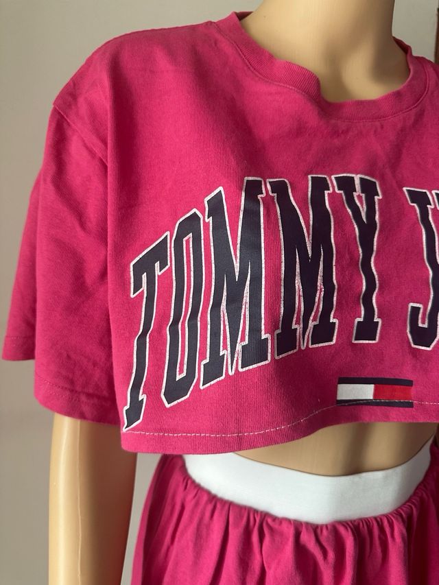 Completo Tommy Hilfiger rosa: maglia crop + gonna