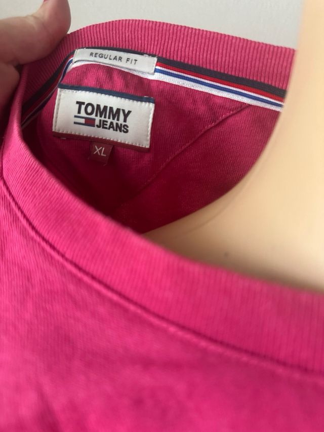 Completo Tommy Hilfiger rosa: maglia crop + gonna