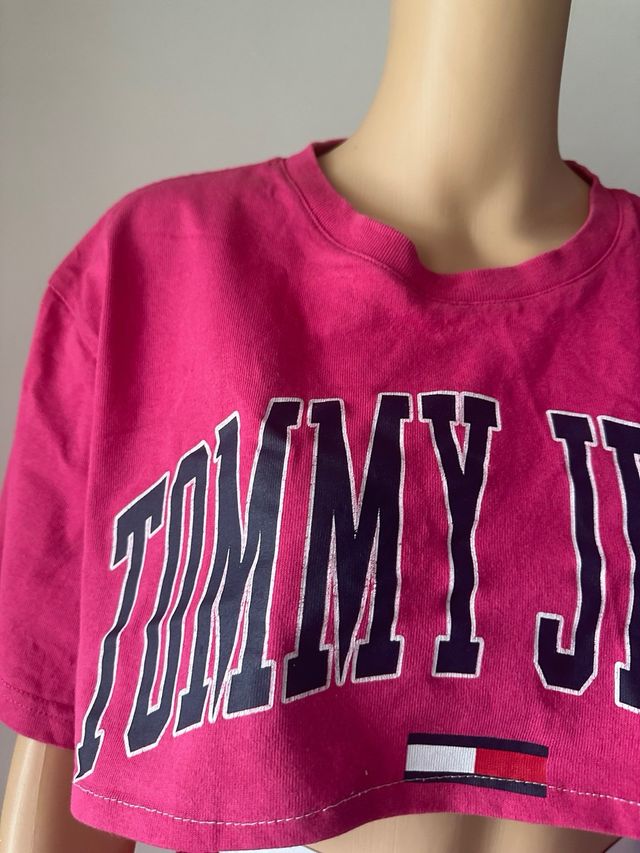 Completo Tommy Hilfiger rosa: maglia crop + gonna