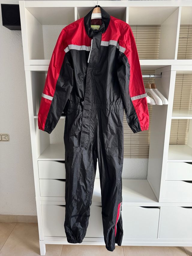 Mono lluvia moto rojo-negro marca Crivit. talla L