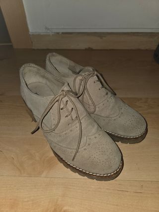 Zapatos beige tacón bajo