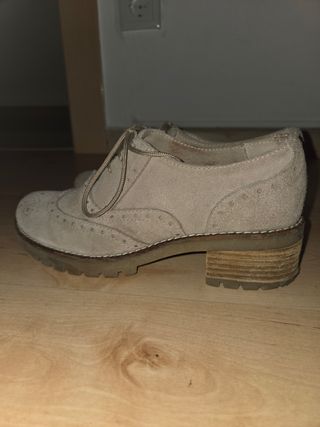 Zapatos beige tacón bajo