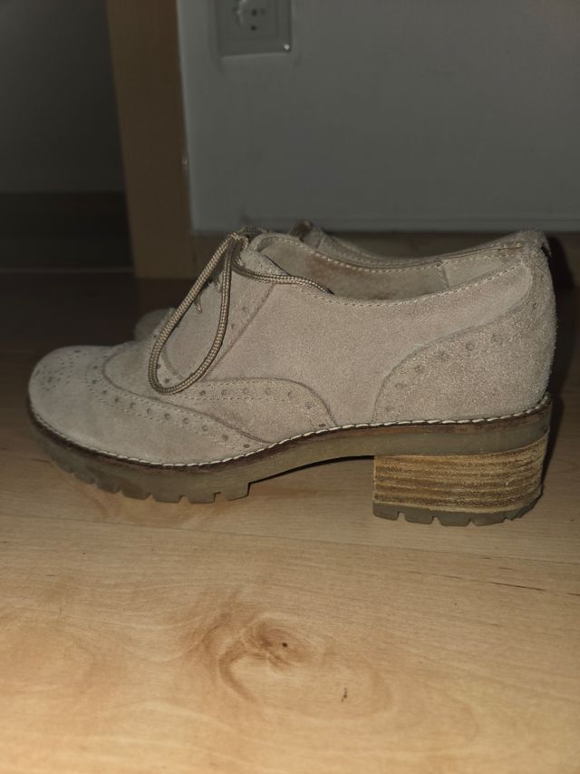 Zapatos beige tacón bajo