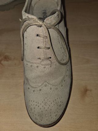 Zapatos beige tacón bajo