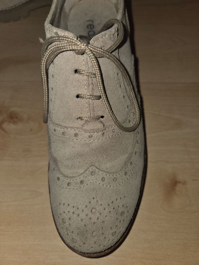 Zapatos beige tacón bajo