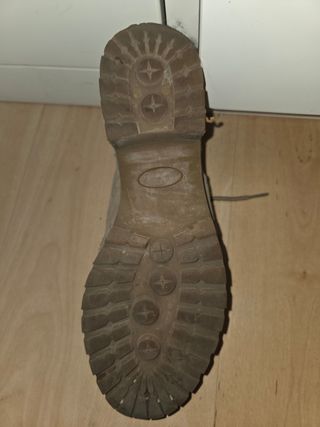 Zapatos beige tacón bajo