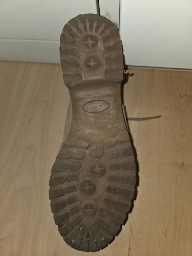 Zapatos beige tacón bajo